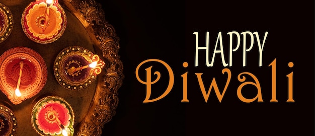 Фото Празднование индуистского фестиваля огней дивали масляные лампы дия на темном фоне