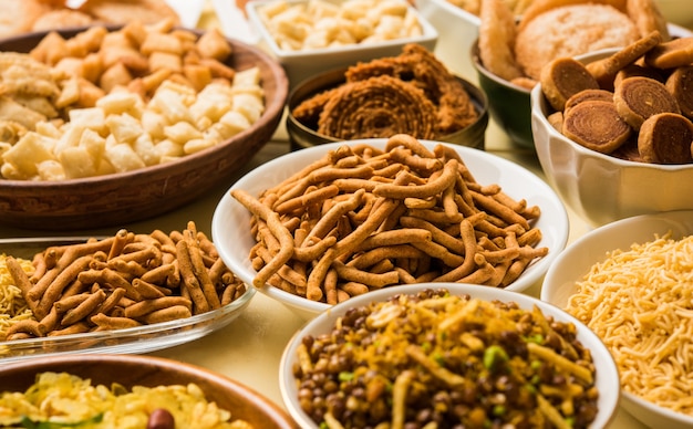 인도 마하라슈트라(Maharashtra)의 디왈리 달콤하고 짠 스낵 또는 식품