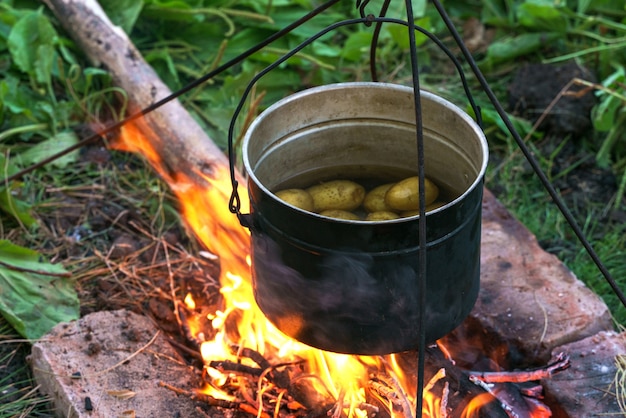 Dixie staat op het vuur, close-up foto. Aardappelen worden gekookt in een pot