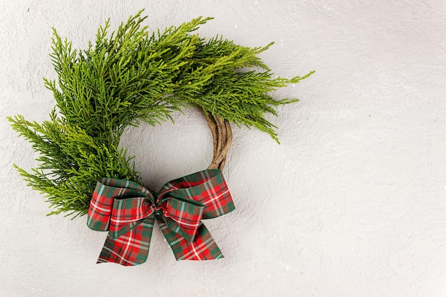 Photo diy christmas wreath on a gray concrete wall view from above