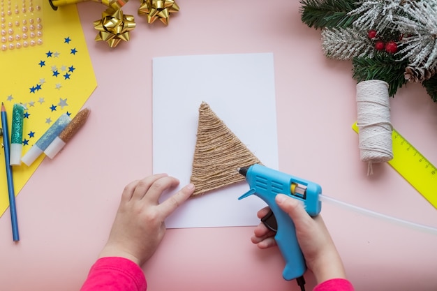 DIY-concept. Hoe maak je een kerstkaart.