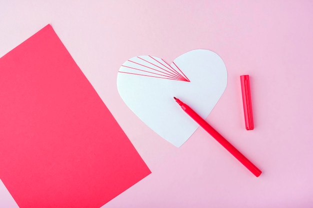 Diy en kindercreativiteit. stap voor stap instructie: hoe maak je een valentijnskaart met hart. stap 3 teken strepen op een wit hart met een rode stift. valentijnsdag ambacht...