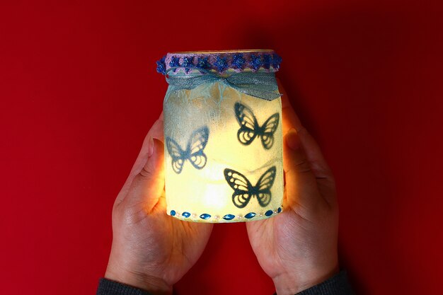 Diy fairy jar на красном фоне. идеи подарков, декор 14 февраля, день святого валентина, любовь.