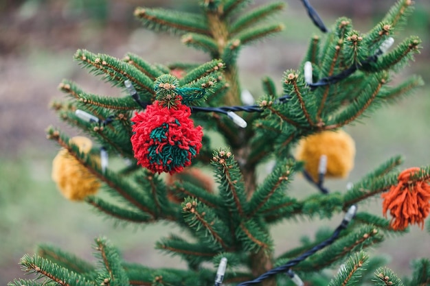 DIY-garendecoratie op een kerstboom