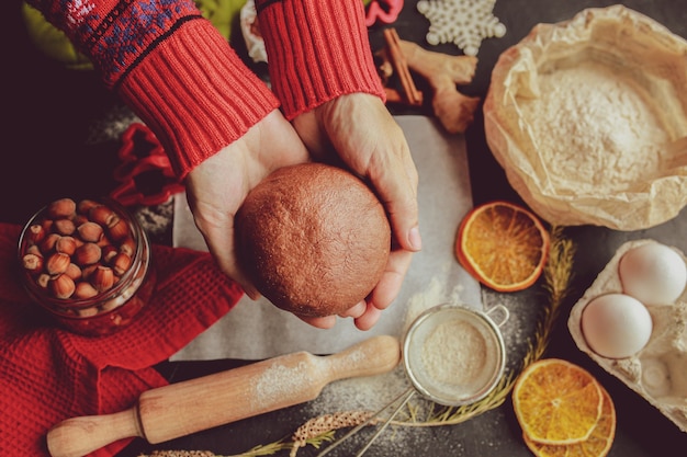 Foto pan di zenzero fai da te a casa preparare insieme i biscotti allo zenzero e cioccolato cucinare il pan di zenzero a casa