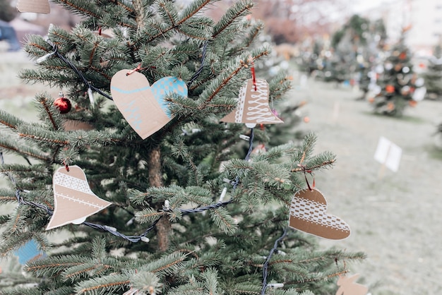 Diy handgemaakte decoratie op een kerstboom