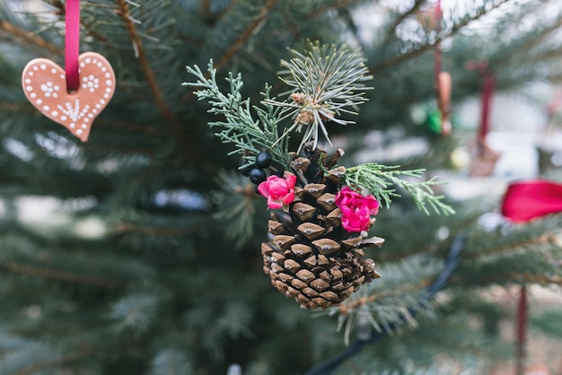 DIY handgemaakte dennenappel decoratie op een kerstboom