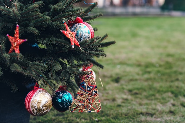 Decorazione fatta a mano fai da te su un albero di natale