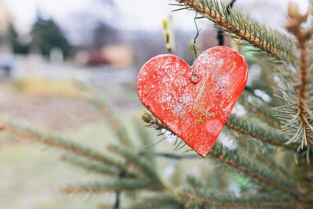 Photo diy handmade painted red cookie decoration on christmas tree