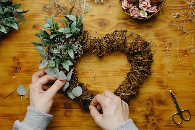 Diy home decor ambachten handen versieren lente bloemenkrans stap voor stap