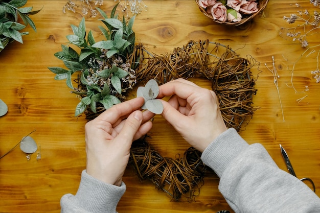 DIY home decor ambachten Handen versieren lente bloemenkrans Stap voor stap