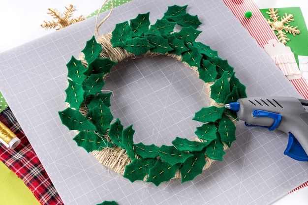 写真 diy指導。フェルトからクリスマスリースを作る。クラフトツールと消耗品。ステップ5。