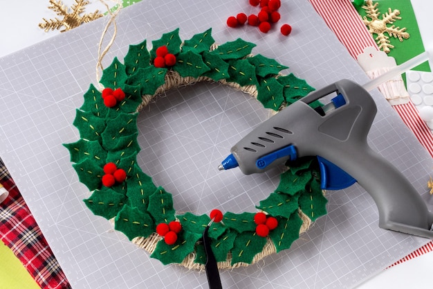 DIY指導。フェルトからクリスマスリースを作る。クラフトツールと消耗品。ステップ6。