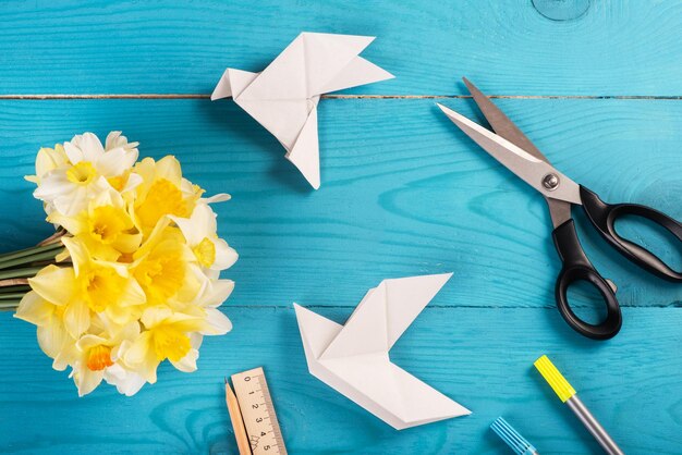 Istruzioni fai-da-te come realizzare un biglietto con la colomba origami a casa istruzioni dettagliate per la foto passaggio 4 linee di piegatura della carta