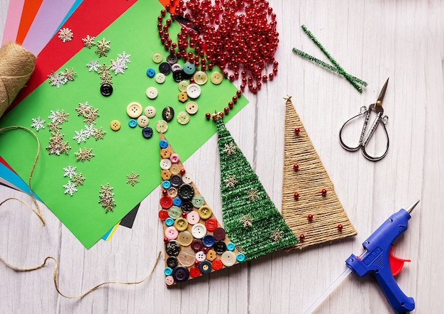 DIY kerstboom met kleurrijk papier