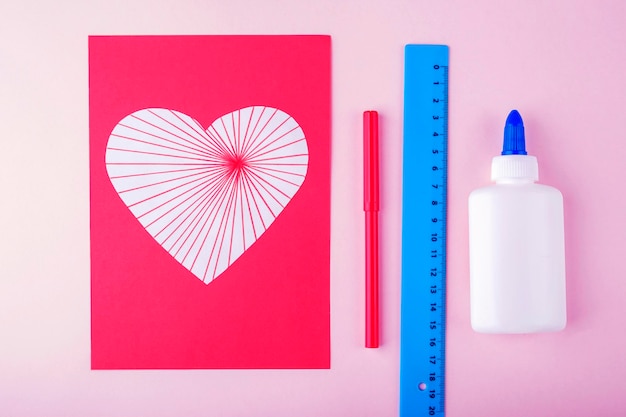 DIY와 아이의 창의력. 단계별 지침: 마음으로 발렌타인 데이 인사말 카드를 만드는 방법. 빨간 종이에 줄무늬가 있는 4단계 접착제 하트. 발렌타인 공예..
