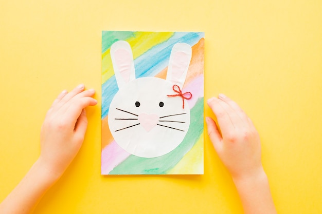 Foto diy paaskaart. hoe maak je een papieren konijn voor paasgroeten.
