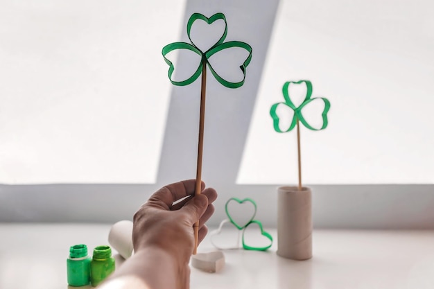 Photo diy paper clover with toilet roll tube for saint patrick day celebration zero waste decor for party