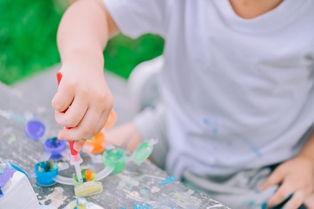 Modello in gesso fai-da-te pittura con vernici colorate,bambino che dipinge il modello in gesso,concetto creativo. colori ad acqua.