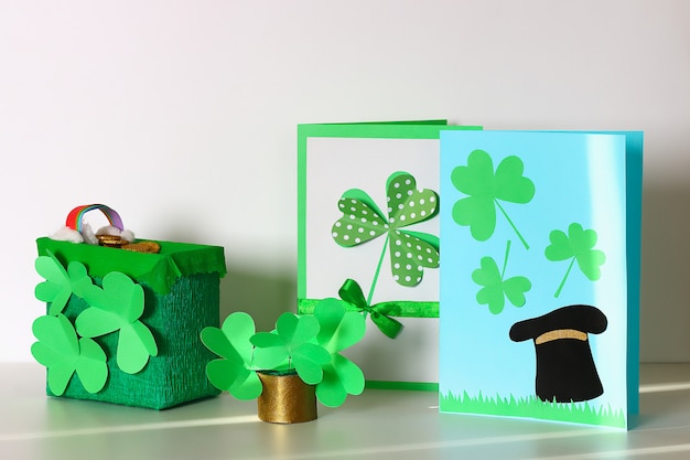 Diy St Patricks Day greeting card made carton and paper clovers 회색 배경