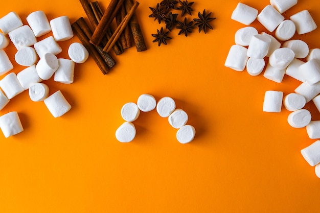 DIY witte marshmallows zoete traktatie voor kinderen grappige marshmallow sneeuwpop. Bovenaanzicht. Stap voor stap. kerst versiering