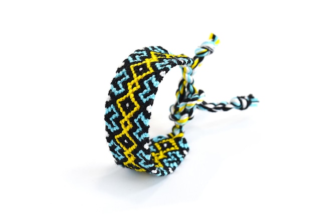 Плетеные браслеты дружбы с необычным плетением своими руками Летний аксессуар