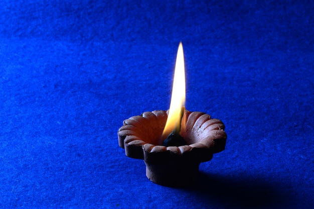 Diya-lampen van klei staken aan tijdens diwali-viering. wenskaartontwerp indian hindu light festival genaamd diwali