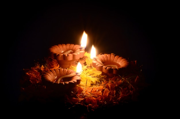 Diya-lampen van klei staken aan tijdens Diwali-viering. Wenskaartontwerp Indian Hindu Light Festival genaamd Diwali