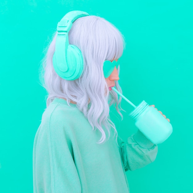 Dj girl drink fresh smoothie minimal estetica monocromatica fashion design aqua mento tendenza colore