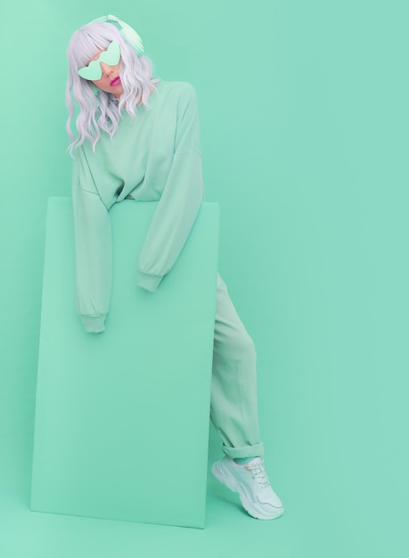 Foto dj girl in fresh mint fashion look minimal design estetico monocromatico aqua menta tendenza colore