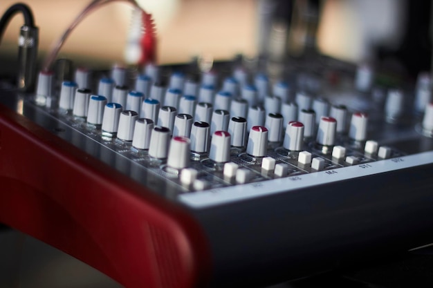 Dj mixer console closeup soft focus pannello di controllo del suono