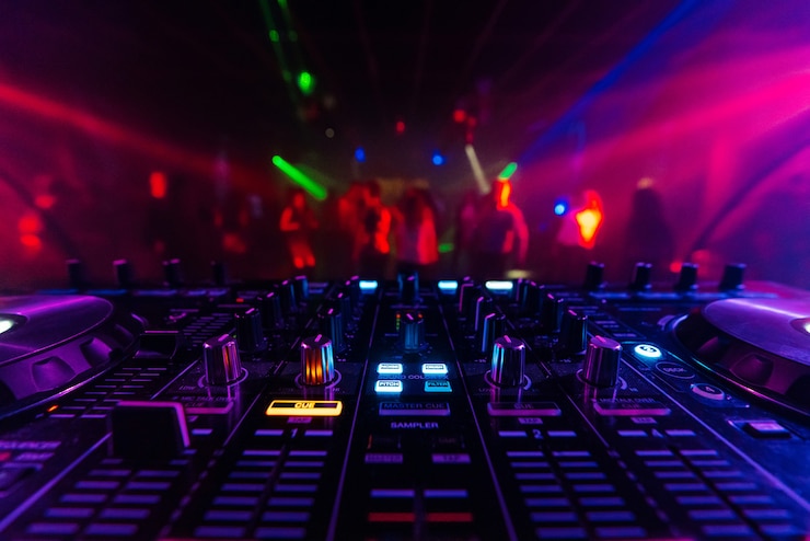 Foto dj mixer controller board voor het professioneel mixen van elektronische muziek in een nachtclub