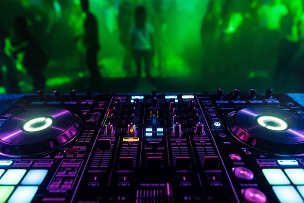 DJ mixer controller Board voor het professioneel mixen van elektronische muziek in een nachtclub