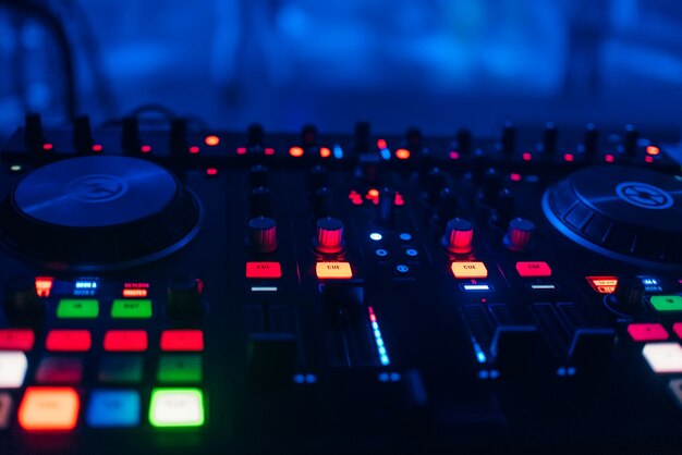 DJ-mixer voor het mixen van muziek en geluid in een nachtclub