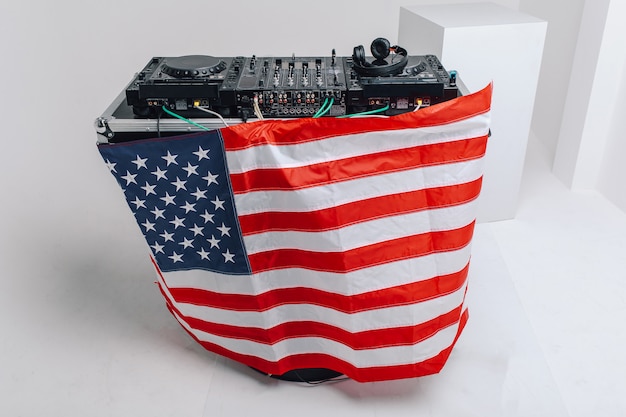 미국 국기와 DJ 믹서