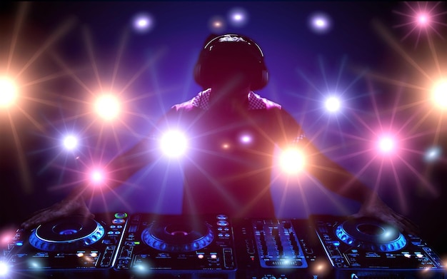Foto concetto di mixaggio dj, silhouette uomo in discoteca