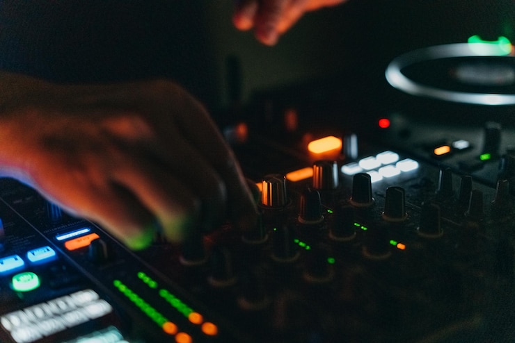 Photo dj mixing music in a dark room