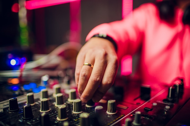 Dj mescolando in discoteca alla festa.