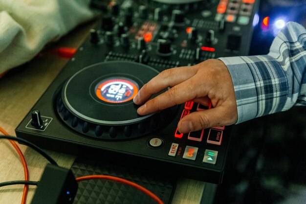 DJ's handen mixen muziek op de mixer close-up DJ mixer DJ mixen muziek op de console de DJ's hand