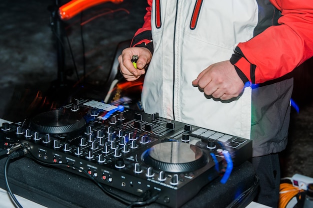 Dj set dj hands en dj desk