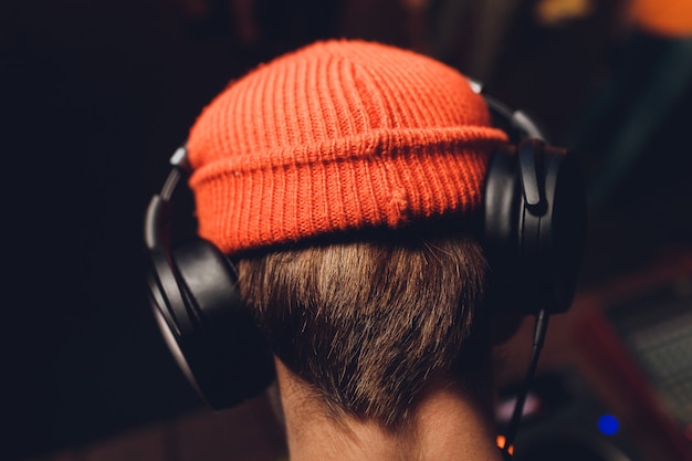 DJ speelt muziek. Het zekere jonge DJ spinnen op draaischijf terwijl geïsoleerde status.