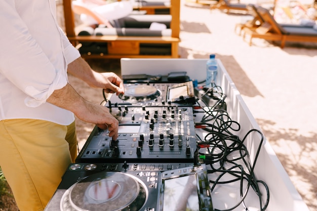 Dj speelt muziek op het strand