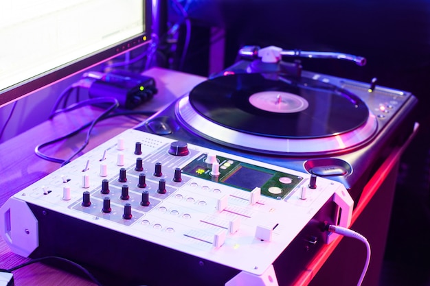 DJ vinyl speler mixer in nachtclub