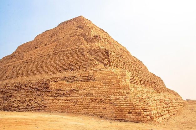 エジプトのサハラ砂漠のジェゼル王のピラミッド