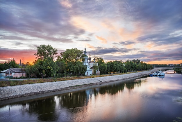 Dmitry Prilutsky-kerk aan de oevers van de rivier de Vologda in de stad Vologda op een zomerochtend