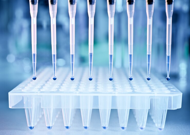 Foto dna-monsters en een plaat voor pcr-analyse