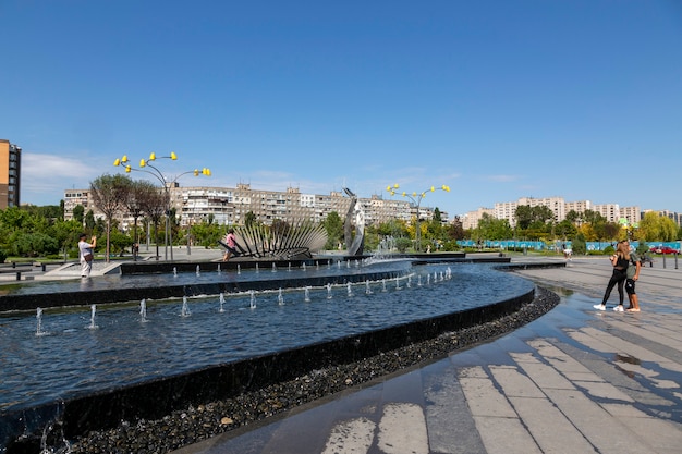 Dnepr, Oekraïne - 26 augustus 2020: Fontein in een nieuw recreatiepark aan de oever van de stad