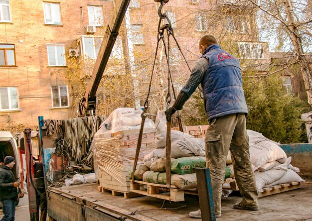 Foto dnepropetrovsk oekraïne 11242021 laden van zandzakken voor de renovatie van een appartementencomplex