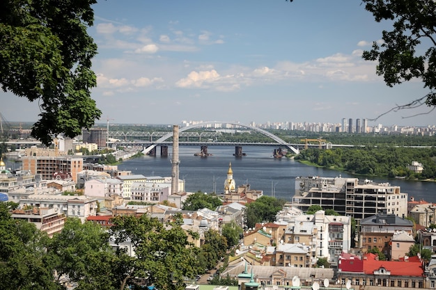 キーウウクライナのドニエプル川と橋