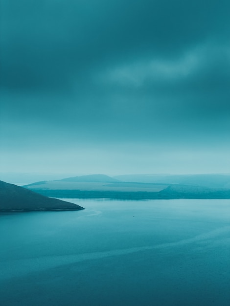 Foto la riva dei fiumi dniester vicino alle colline rocciose bakotas